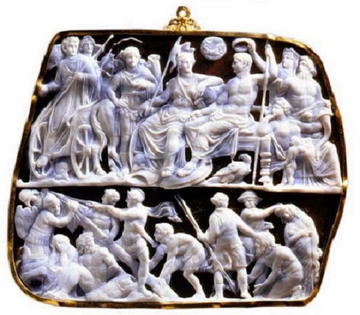 Gemma Augusta (nykyään Wienissä). 19cm kamee esittää Augustuksen Juppiterina istumassa Rooman personifikaation vieressä hänen tähtimerkkinsä kauriin leijuessa yläpuolella. Alarekisterissä polvistuvat barbaarivangit seuraavat voitonmerkkiä pystyttäviä sotilaita. Vierasmaalainen kypärä ja kilpi painottavat Augustuksen voittoa ulkoisista vihollisista ja jättävät vähemmälle huomiolle hänen mittavammat sotansa, jotka käytiin roomalaisia kilpailijoita vastaan.