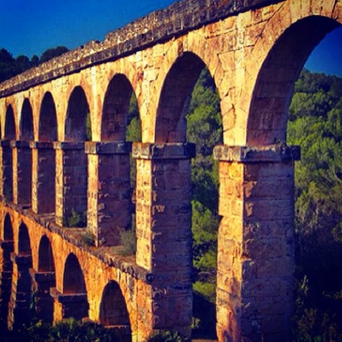 Les Ferreres akveduktin säilyneen osan pituus on 249 metriä ja korkeus 27 metriä. Akvedukti sijaitsee noin neljä kilometriä Tarragonan kaupungista pohjoiseen, moottoritien läheisyydessä. Akveduktille pääsee bussilla. Yksi kaupungin suosituimmista nähtävyyksistä on kerrassaan upea.