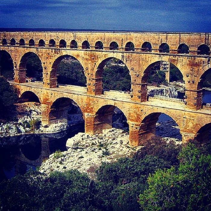 Pont du Gardin akvedukti Etelä-Ranskassa lähellä Nimesin kaupunkia. 50 kilometrin pituista kivistä rakennettua vesijohtoa pitkin virtasi 22 000 kuutiota vettä päivässä. Tarkkaan laskettu kallistus varmisti sen, että vesi virtasi omalla paineellaan. Akveduktin rakennuspiirrustuksia varten roomalaisten insinöörien oli mitattava tarkasti maaston korkeuserot. Vesi kulki matkallaan kohti kaupunkia tunnelien läpi ja siltoja pitkin joko kokonaan tai osittain katetussa kourussa. Roomalaisinsinöörit selvisivät vaativasta tehtävästään melko yksinkertaisilla apuvälineillä kuten luotilangalla.