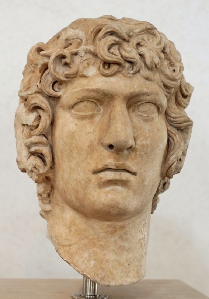 Antinooksen pää, Hadrianuksen huvila, Tivoli. Antinoos oli kauneutensa lisäksi myös älykäs, rohkea ja diplomaattinen. Nämä ominaisuudet eivät kuitenkaan suojelleet häntä herjauksilta, joita myöhempien aikojen historiankirjoittajat ovat häneen kohdistaneet.