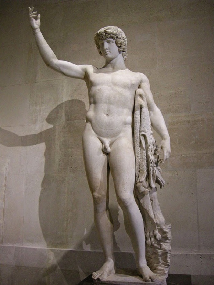 Antinoos, poika josta tuli jumala. Hadrianuksen julistettua Antinoos jumalaksi, häntä esittäviä patsaita ilmestyi kaikkialle valtakuntaan. Näin tehtiin kunnioituksesta keisaria kohtaan ja osaksi myös Antinooksessa henkilöityvän maskuliinisen kauneuden ylistämiseksi.