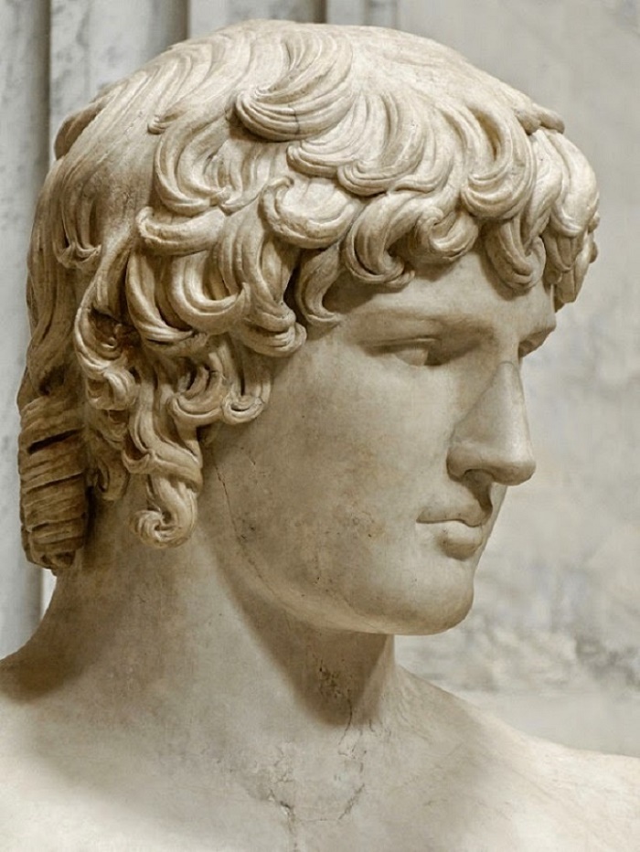 Antinoosin rintakuva Villa Adrianassa lähellä Tivolia. Museo Pio-Clementino, Sala Rotunda. Valokuva Marie-Lan Nguyen.