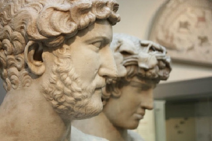 Keisari Hadrianus ja Antinoos (Antinous).