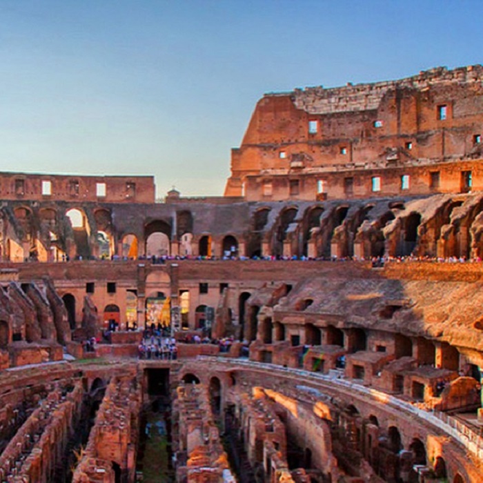 Colosseum. Sen rakentamisen aloitti keisari Vespasianus 70-luvun alussa, ja se valmistui vuonna 80 Tituksen hallituskaudella. Antiikin aikana rakennus tunnettiin nimellä Amphitheatrum Flavium, ”Flaviusten amfiteatteri”. Colosseum-nimitys otettiin käyttöön vasta keskiajalla. Nimi tulee joko rakennuksen suuresta koosta tai sen lähistöllä aikoinaan sijainneesta keisari Neron kolossaalisesta patsaasta. 