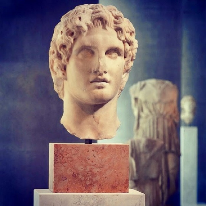 Aleksanteri Suurta esittävä patsas, joka on löydetty läheltä Erechtheionia vuonna 1886. Kaunis muotokuva nuoresta Aleksanterista, mahdollisesti Lysippoksen tekemä veistos vuodelta 336 eKr. Patsas on nähtävillä Acropolis Museossa Ateenassa.