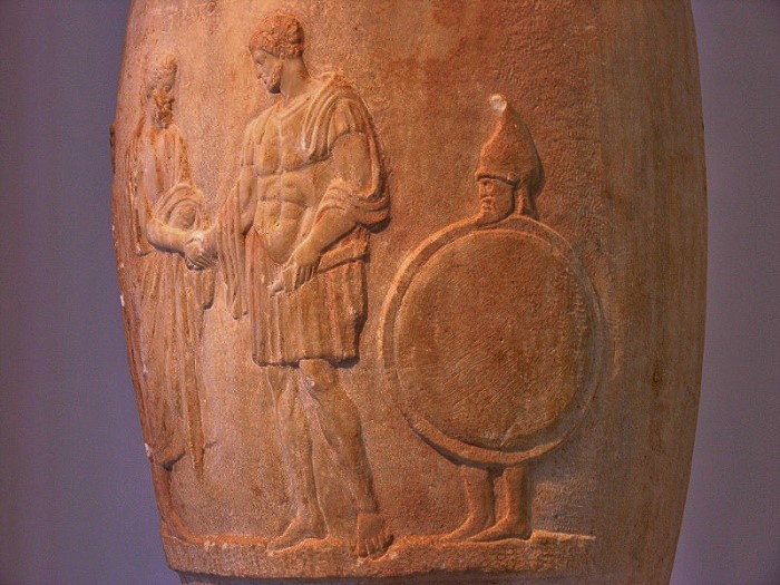 Parrakas orja kantaa isäntänsä kilpeä, 380-370 eKr. Ateenan arkeologinen museo. 