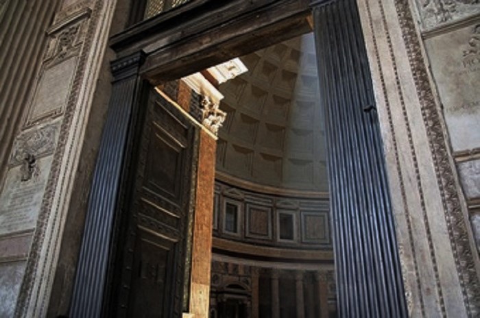 Pantheonin pronssiovet. 