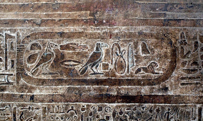 Kleopatran nimi hieroglyfein kirjoitettuna (kartussin ympäröimänä, luetaan oikealta vasemmalle) Horuksen temppelissä Edfussa.