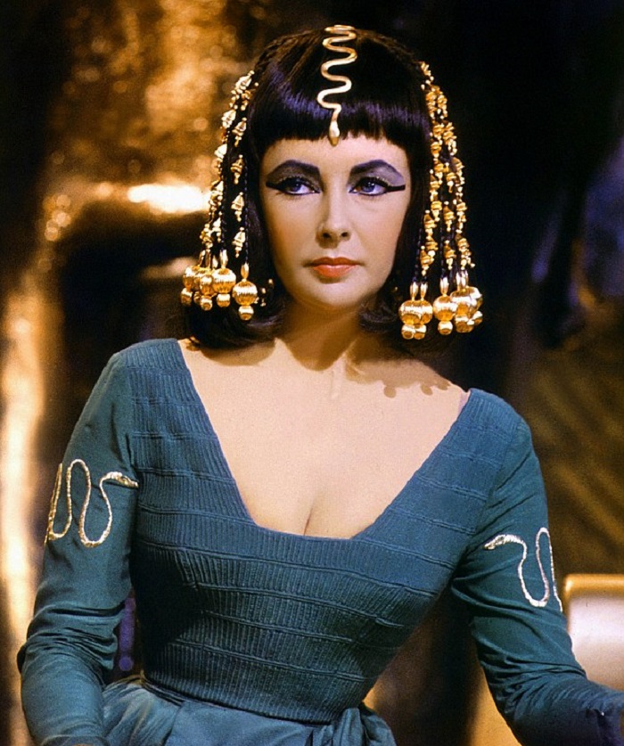 Jumalaisen kaunis Elizabeth Taylor vuonna 1963 valmistuneessa elokuvassa Kleopatra. 