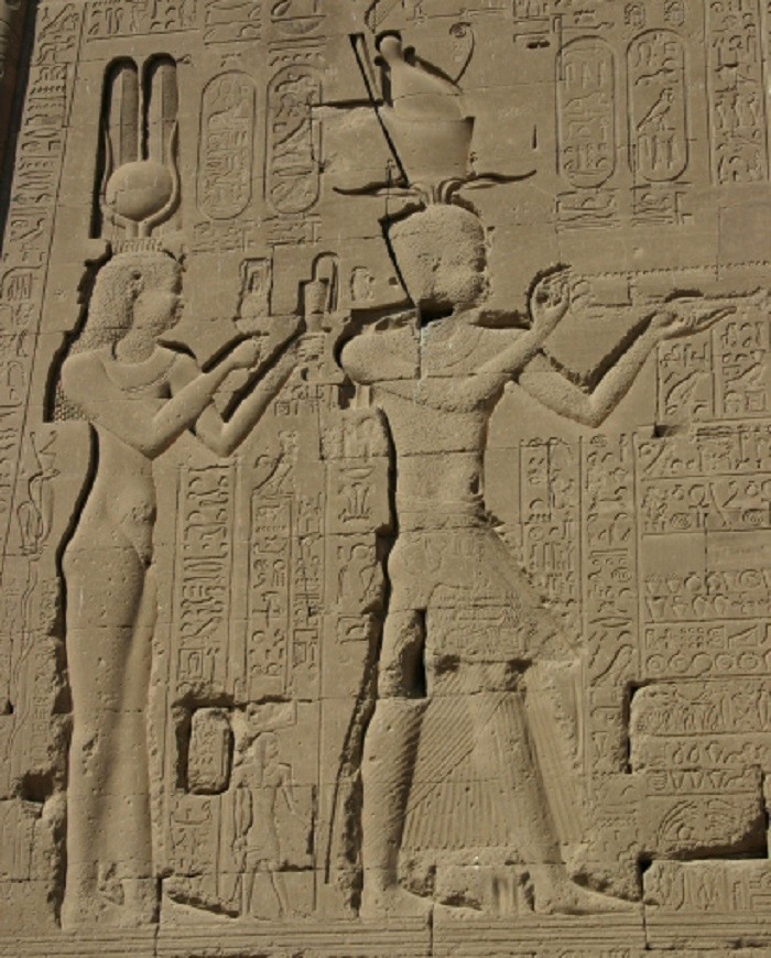 Kleopatra poikansa Caesarionin kanssa Denderan temppelin takaseinällä. Kleopatra on kuvattu Isis-jumalattarena, johon hänet samaistettiin. 
