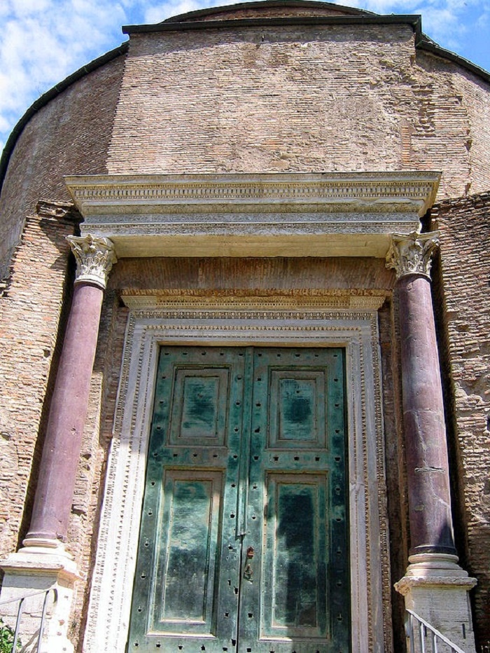  Romuluksen temppeli Forum Romanumilla. 