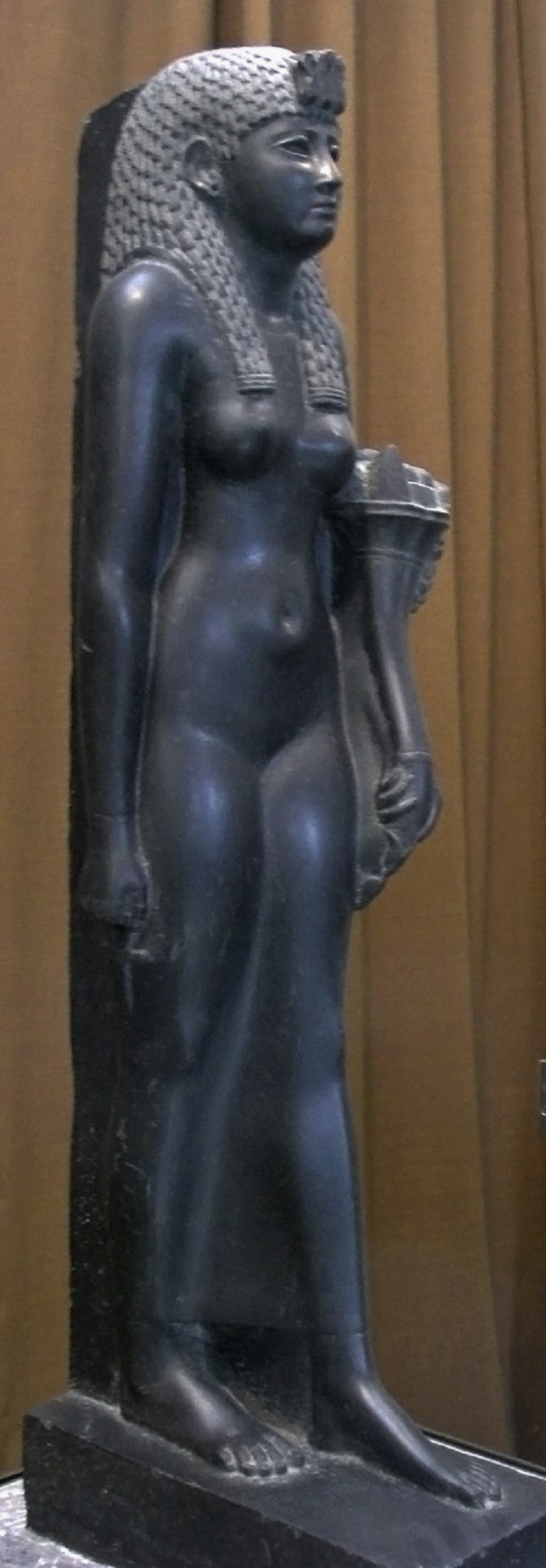 Kleopatraa esittävä patsas, jossa hänet on kuvattu egyptiläisenä jumalattarena. Ensimmäisen vuosisadan loppupuolelta eKr. Hermitage Museo, Pietari.