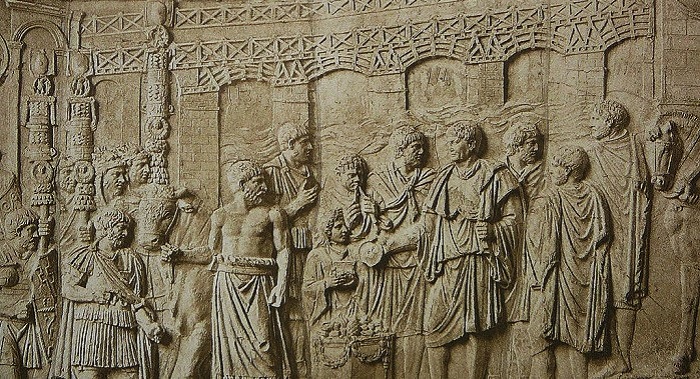 Tonavan yli rakennettu Trajanuksen silta kuvattuna Trajanuksen pylväässä. Apollodorus itse on kuvattuna sillan edessä, uhraavan keisarin vasemman olkapään takana. Kuva: Wikipedia. 