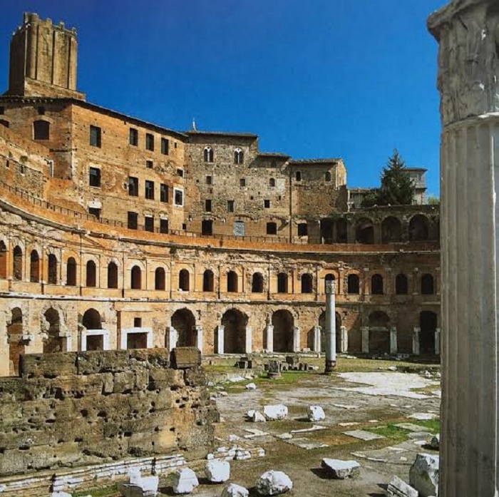 Antiikin suurimpiin ihmeisiin kuuluvat Trajanuksen kauppahallien rauniot ovat vain aavistus sen muinaisesta loistosta. Kauppahallit muodostivat 150 myymälän ja toimiston kokonaisuuden, josta sai ostaa mm. tuontisilkkiä, mausteita, hedelmiä ja kukkia.