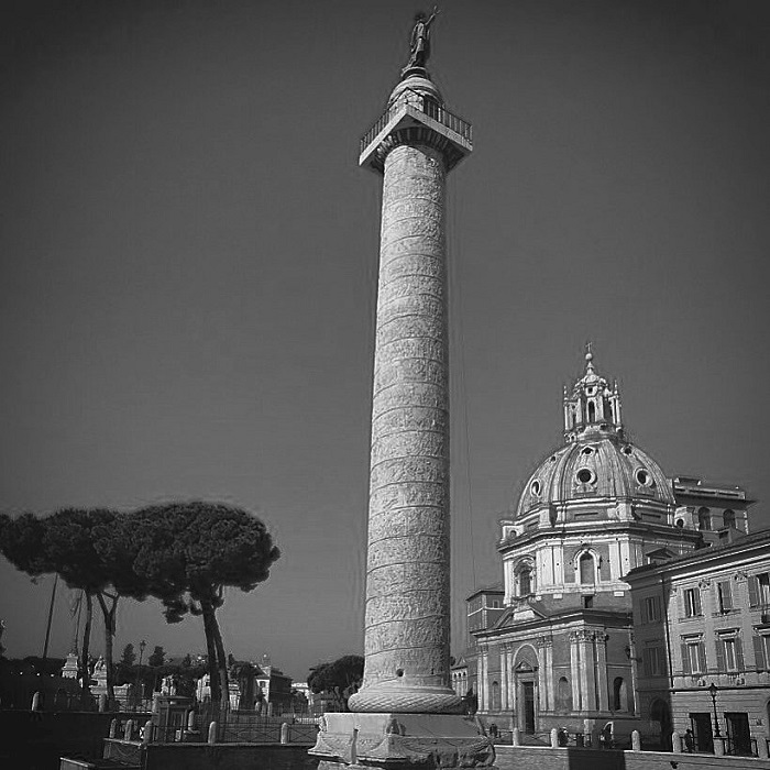 Trajanuksen pylväs Via dei Fori Imperialilla. Trajanus vihki marmoripylvään vuonna 113 jKr. Se juhlistaa keisarin sotaretkiä Daakiaan. Pylväs on jalustoineen 40 metriä korkea. Alunperin pylvään päässä oli Trajanusta esittävä patsas, joka poistettiin vuonna 1587 ja tilalle asetettiin apostoli Pietarin patsas. Olen ottanut kuvan Roomassa keväällä 2015. 