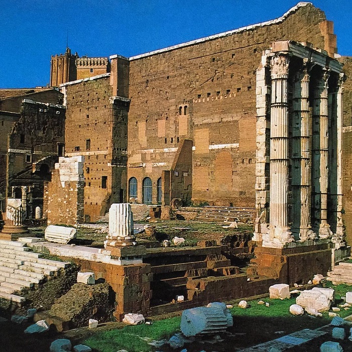 Augustuksen foorumi ja Mars Ultorin temppelin jäännökset. 