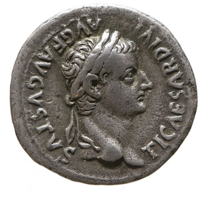 Tiberiuksen kuvalla varustettu denaari (denarius oli antiikin roomalainen hopeakolikko, joka oli yleisin käyttöraha, kunnes Antoninianus syrjäytti sen. Ensimmäiset denaarit lyötiin Rooman tasavallan aikana vuoden 211 eKr. tienoilla, samoihin aikoihin toisen puunilaissodan kanssa.)