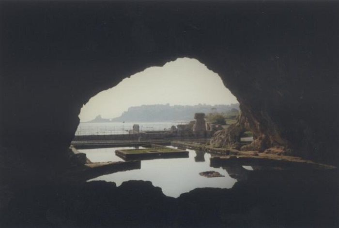 Tiberiuksen luola Caprilla. Antiikin aikana keisari Tiberius käytti luolaa uimapaikkanaan. Luola toimi myös meren temppelinä ja Tiberiuksen hallituskaudella se oli koristeltu lukuisin patsain, jotka sijaitsivat luolan reunoilla. Valokuva: Wikipedia.