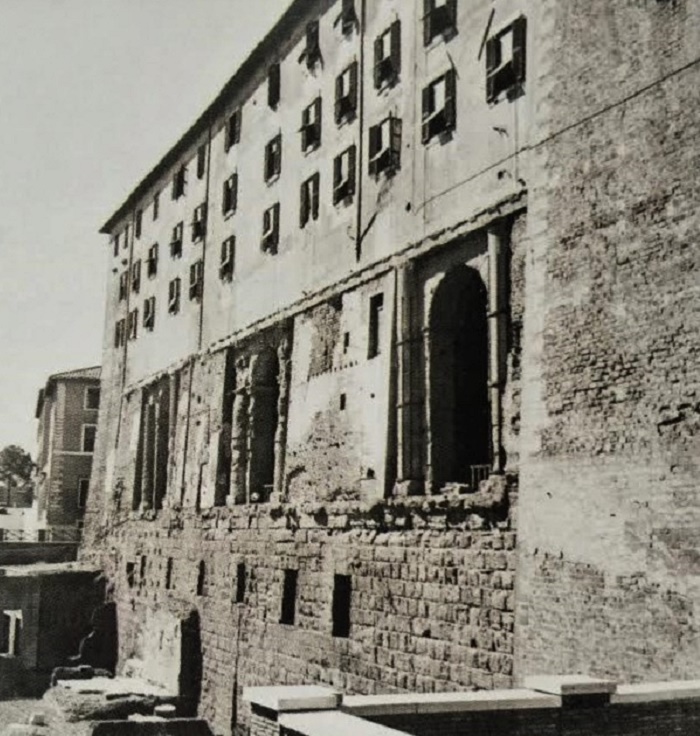 Tabularium, Rooman valtionarkisto. Sullan Forumin länsipäähän rakennuttamassa Tabulariumissa säilytettiin lakitekstejä, ediktejä, vaalituloksia ja sopimuksia. Tämä valokuva on peräisin ajalta ennen toista maailmansotaa.