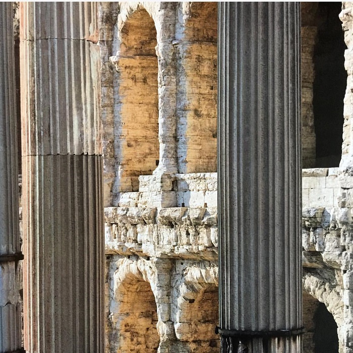 Yksityiskohta Apollonin temppelin kolmesta korinttilaisesta pylväästä. 