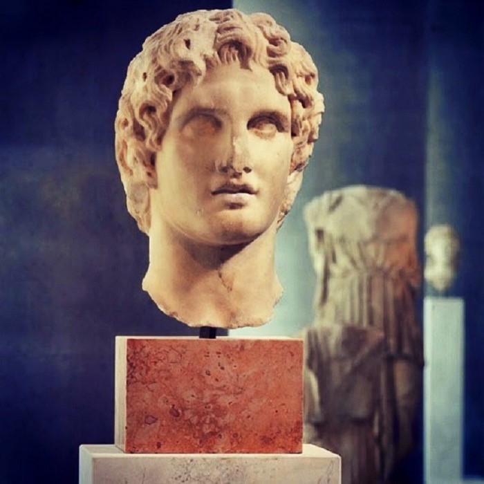 Aleksanteri Suurta esittävä patsas, joka on löydetty läheltä Erechtheionia vuonna 1886. Kaunis muotokuva nuoresta Aleksanterista, mahdollisesti Lysippoksen tekemä veistos vuodelta 336 eKr. Patsas on nähtävillä Acropolis Museossa Ateenassa.