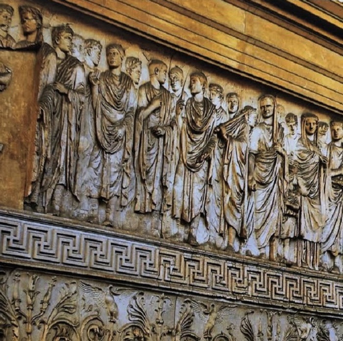 Yksityiskohta Ara Paciksesta. Kuvassa näkyvät Augustus, Agrippa ja Livia. 