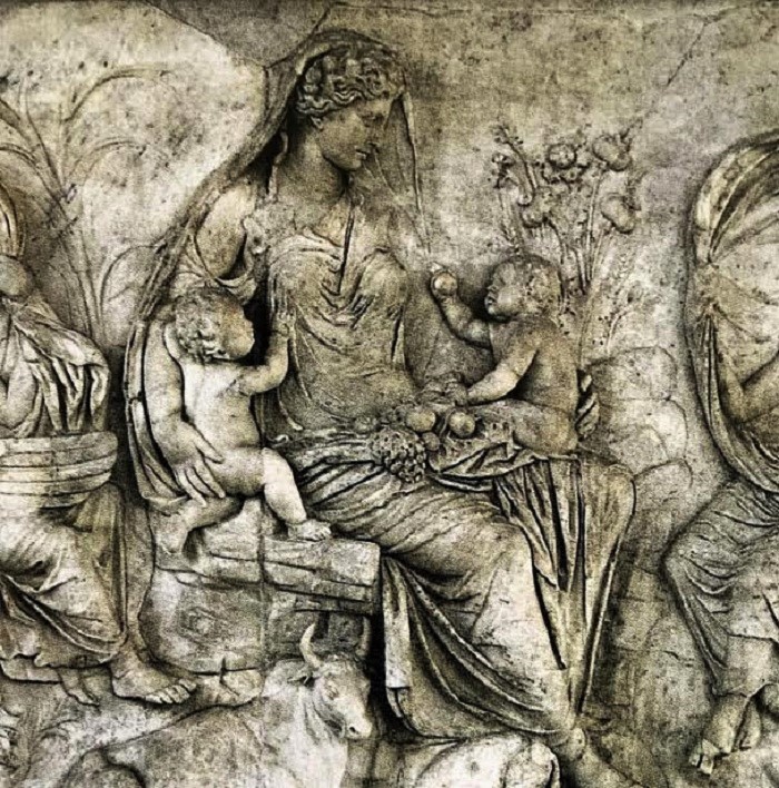 Yksityiskohta Tellusta esittävästä reliefistä. 