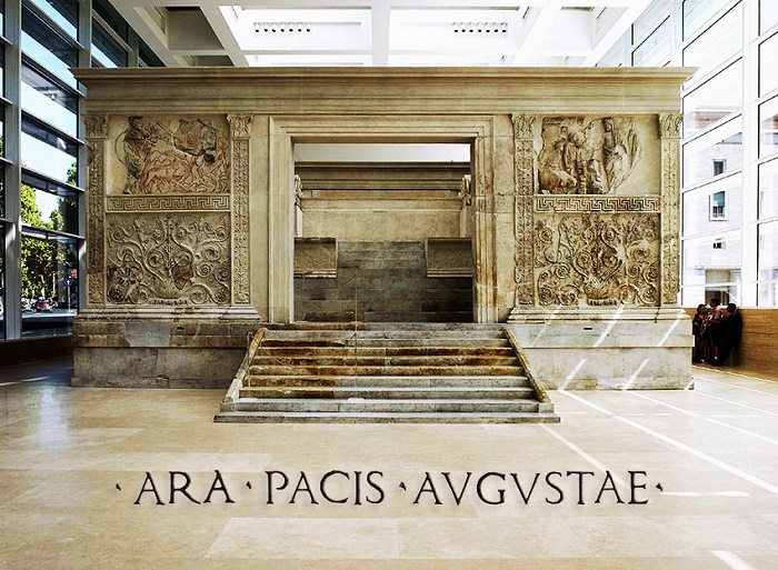 Ara Pacis Augustae - Augustuksen rauhanalttari. Valokuvaaja tuntematon. 