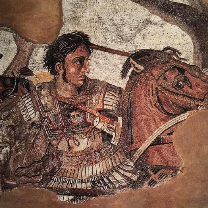 Yksityiskohta kuuluisasta Aleksanteri-mosaiikista. Alla olevasta kuvasta näemme kuinka Aleksanteri hyökkää Bukefaloksen selässä taisteluvaunuissaan istuvaa Dareiosta vastaan. Todennäköisesti mosaiikki kuvaa Issoksen taistelua vuodelta 333 eaa. Taistelu käytiin marras-joulukuussa, Gaugamelan taistelu taas 1. lokakuuta. Mosaiikki löydettiin Pompejista vuonna 1831 ja se on nykyään nähtävillä Napolin Museo Nazionalessa. 