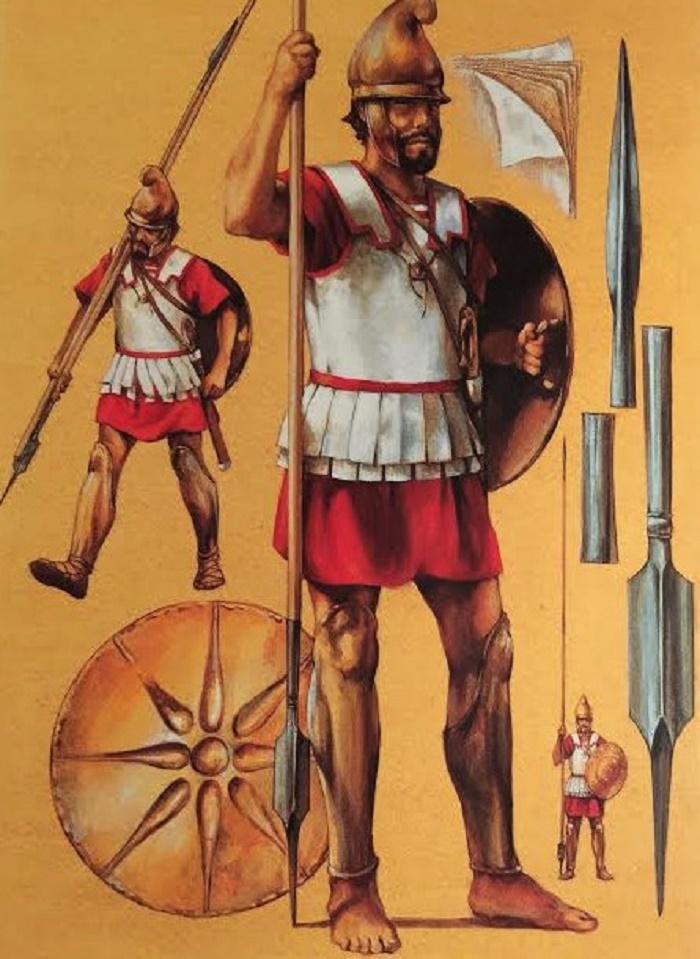 Falanogisotilas yllään täysi haarniska. Tällä tavoin varusteltu mies olisi taistellut etulinjassa. Sotilaalla on fryygialainen kypärä, joka ei estänyt kuulemista eikä näkemistä toisin kuin aiemmin kreikkalaisten hopliittien käyttämät korinttilaistyyliset kypärät. Sotilaalla on yllään monesta kerroksesta koostuva pellavainen rintahaarniska ja säärisuojukset. Olkavyö kannatteli kilpeä, jonka ulkopintaa koristi kahdeksansakarainen tähti. Sarissan päässä on kantapiikki, jollainen on löydetty mm. Verginasta. Kuvassa olevalla sotilaalla on hihnassa kopsis eli käyrämiekka. 