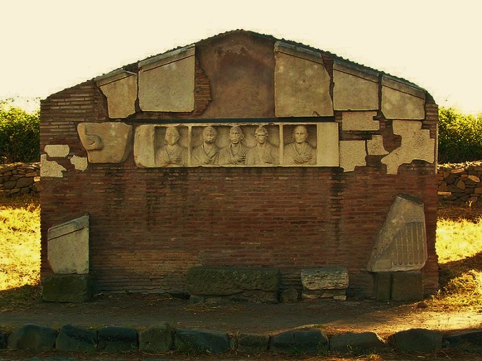 Sepolcro_di_Ilario_Fusco_-_Appia_Antica_(2-7-05) (2)