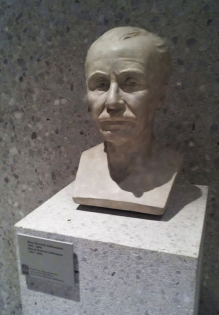 Bust_of_Heinrich_Schliemann_in_Neues_Museum,_Berlin (1)