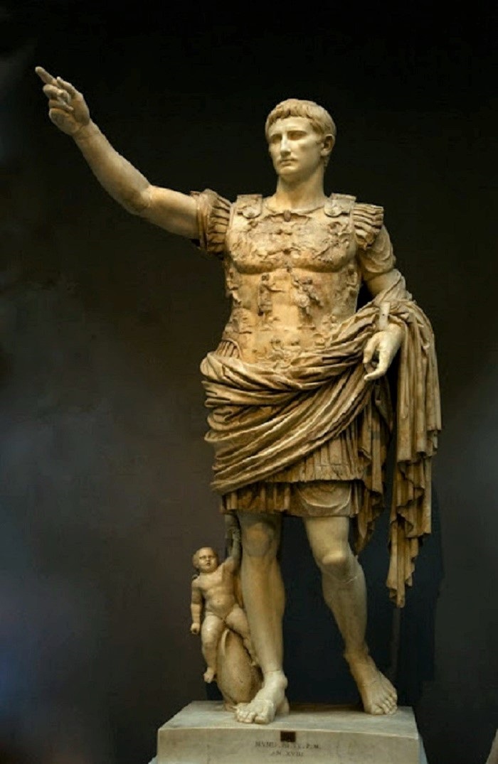 Prima Portan Augustus-patsaassa on myös Amor mukana. (2)